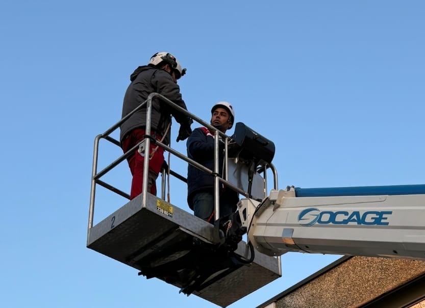 Il team MasterTetto SNC al lavoro su piattaforma aerea